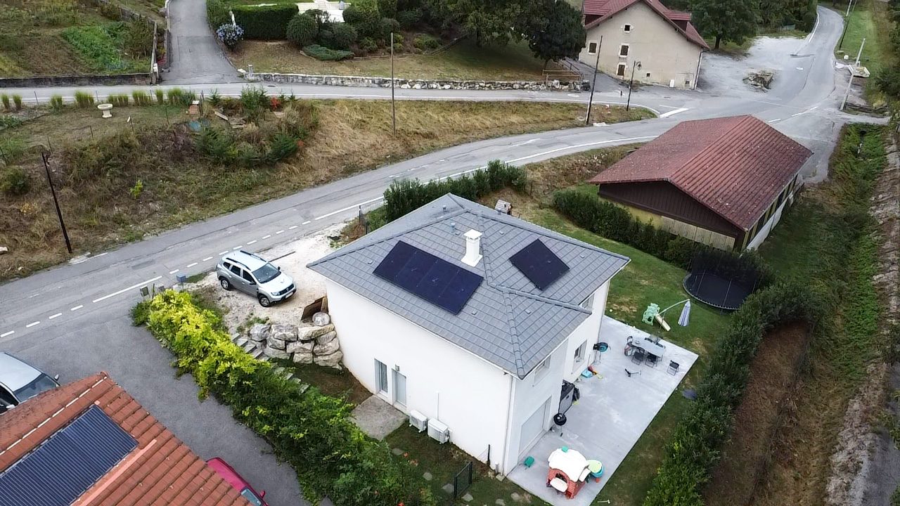 Installation sur un toit de 6 panneaux photovoltaïques Dualsun bi-verre-500Wc à sur le toit d'une maison individuelle à Grilly dans le Pays de Gex