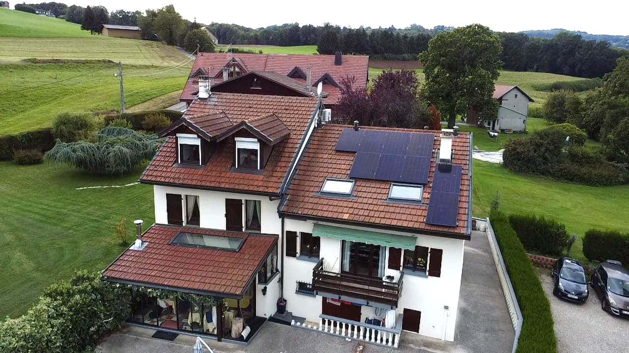 Installation photovoltaïque sur un toit de 9 panneaux photovoltaïques Dualsun bi-verre-500Wc à sur le toit d'une maison individuelle à La Roche sur Foron