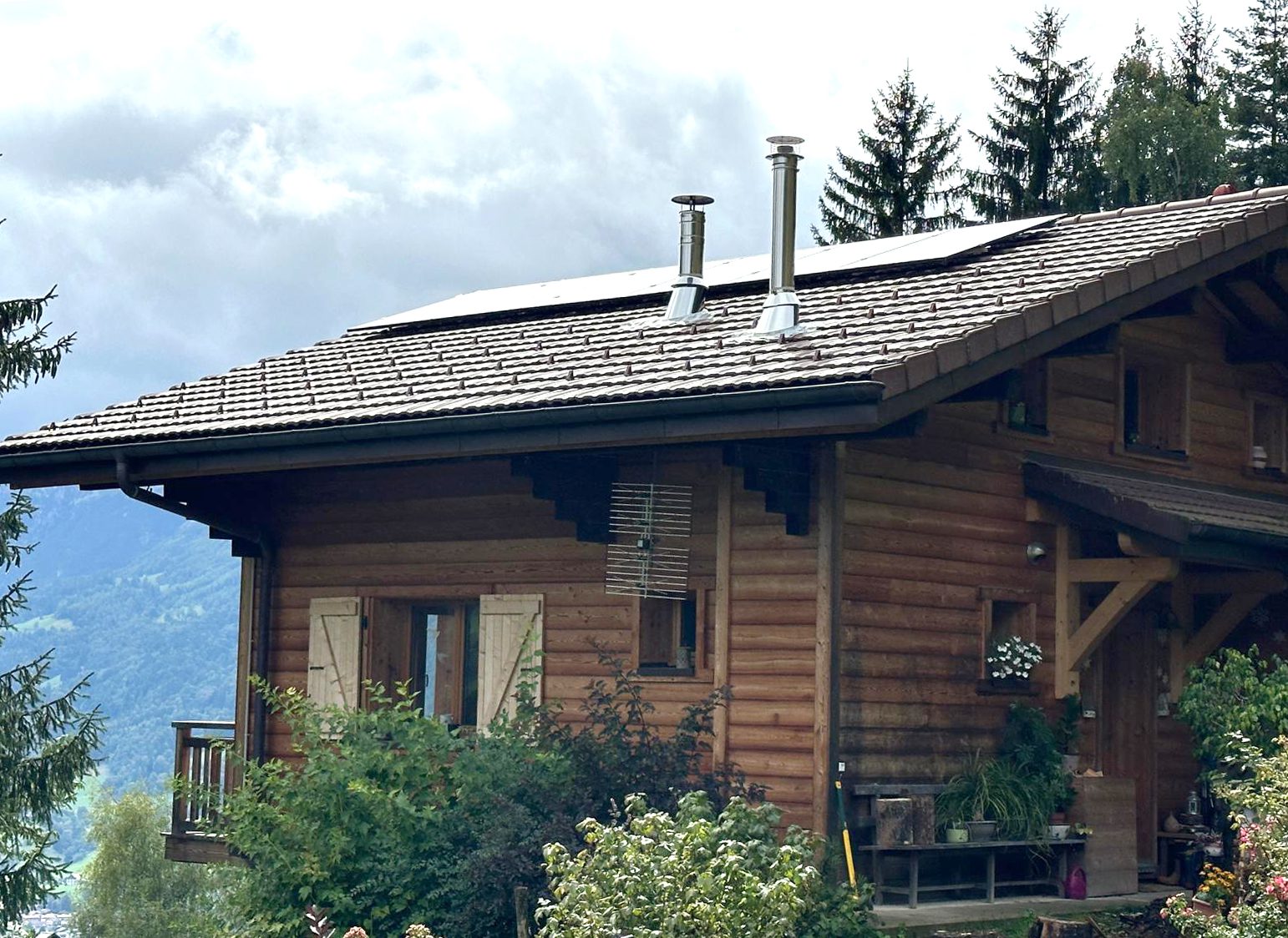 Installation double exposition sur un toit de 12 panneaux photovoltaïques Dualsun bi-verre-500Wc à sur le toit d'un chalet individuelle à Thônes dans les Aravis