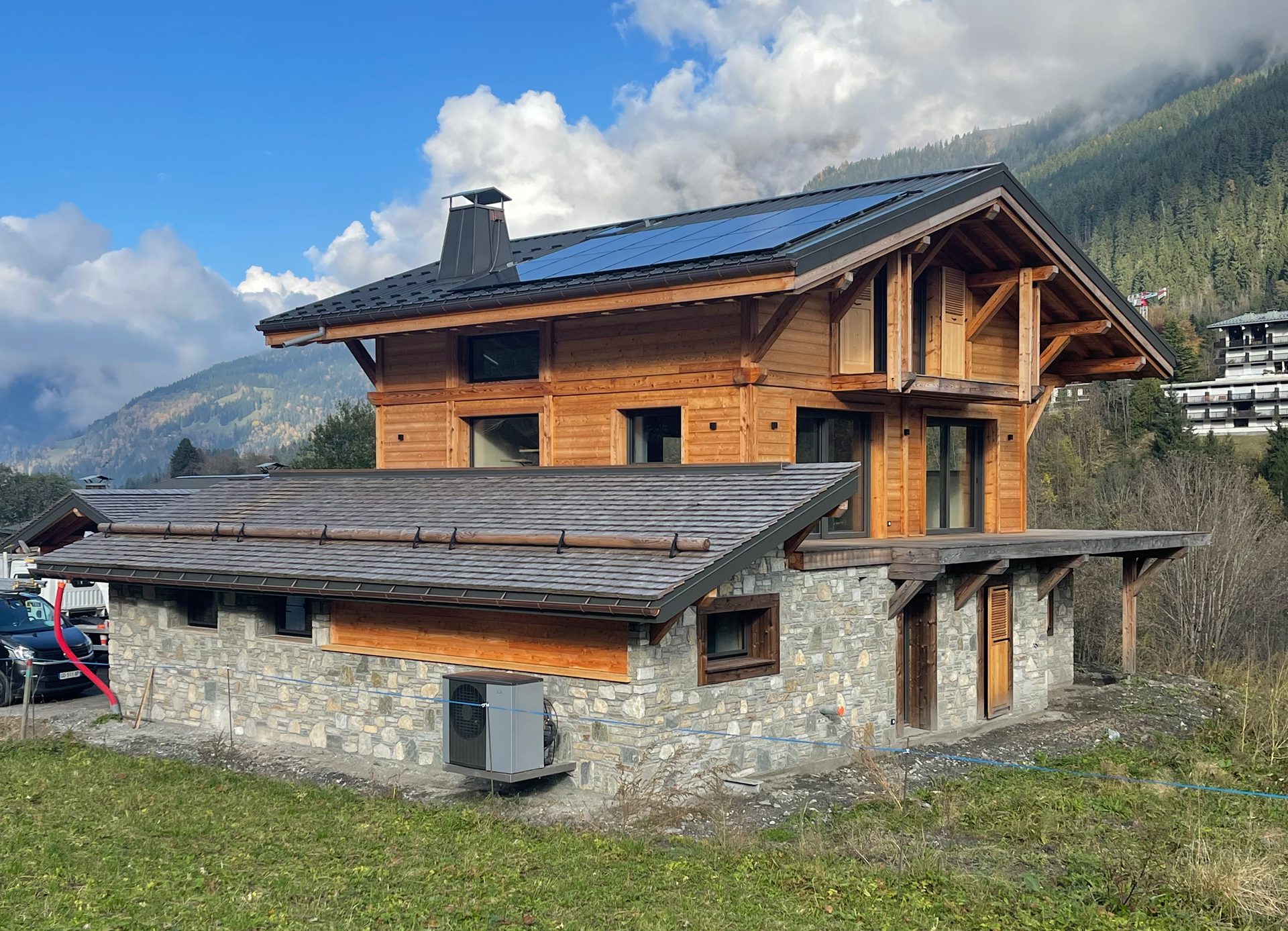 Installation de 12 panneaux photovoltaïques Dualsun sur le toit d'un chalet traditionnel à Contamines-Montjoie