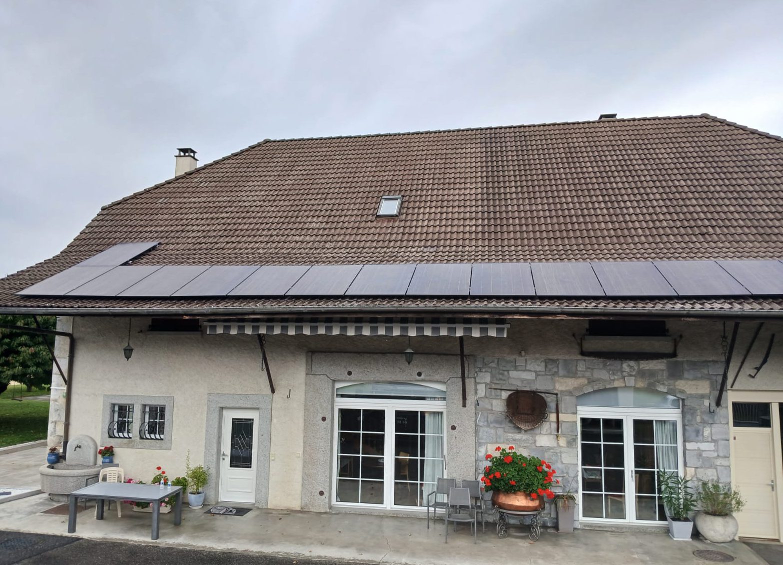 Installation de 18 panneaux photovoltaïques sur le toit d'un ancien corps de ferme rénové à Éteaux en Haute-Savoie
