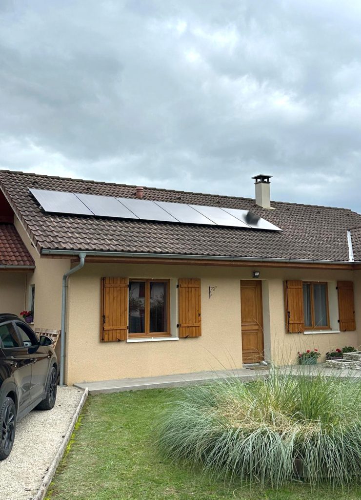 Installation de 6 panneaux photovoltaïques Dualsun avec micro-onduleurs Enphase à Arenthon en Haute-Savoie