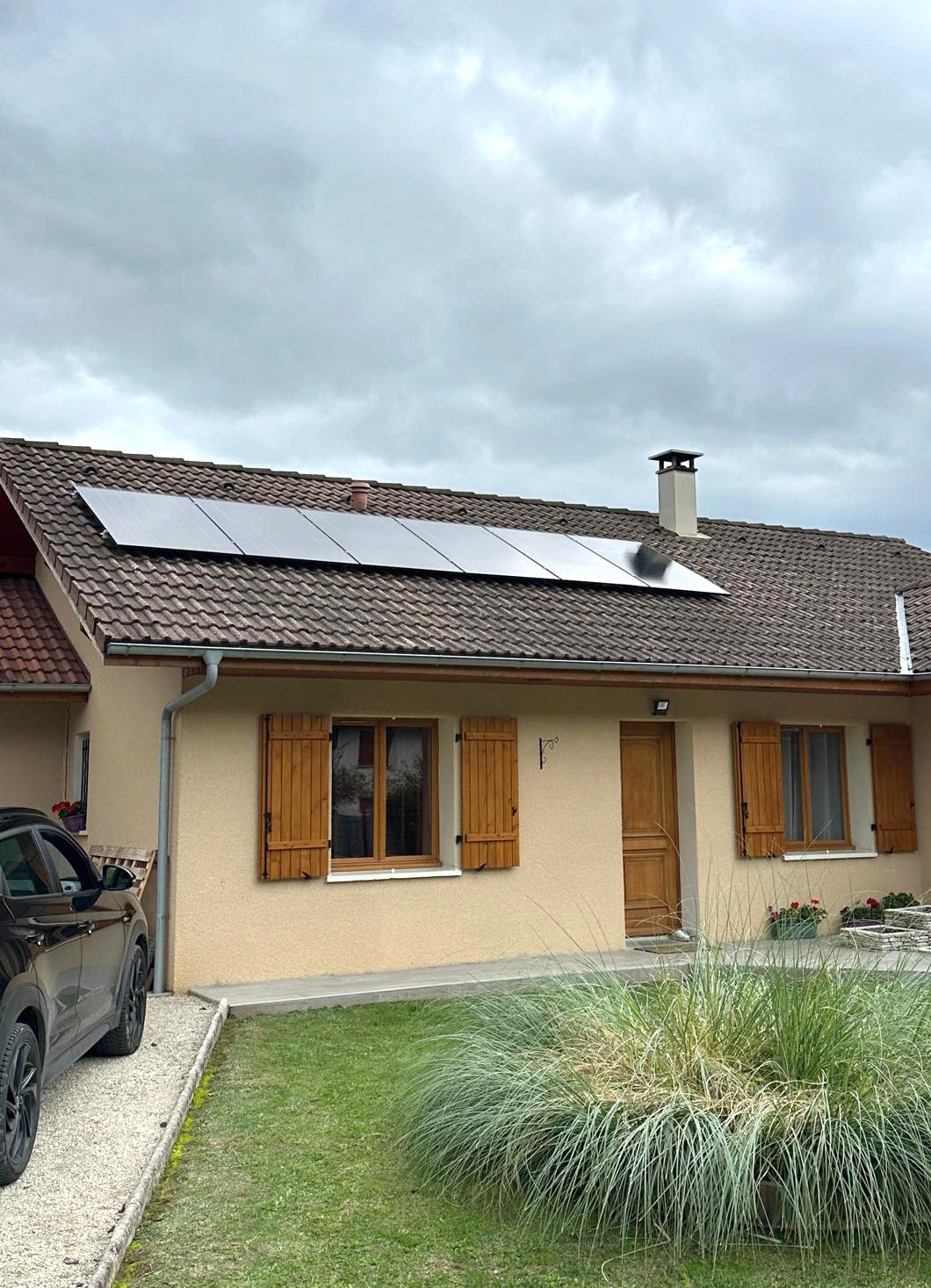 Installation de 6 panneaux photovoltaïques Dualsun avec micro-onduleurs Enphase à Arenthon en Haute-Savoie