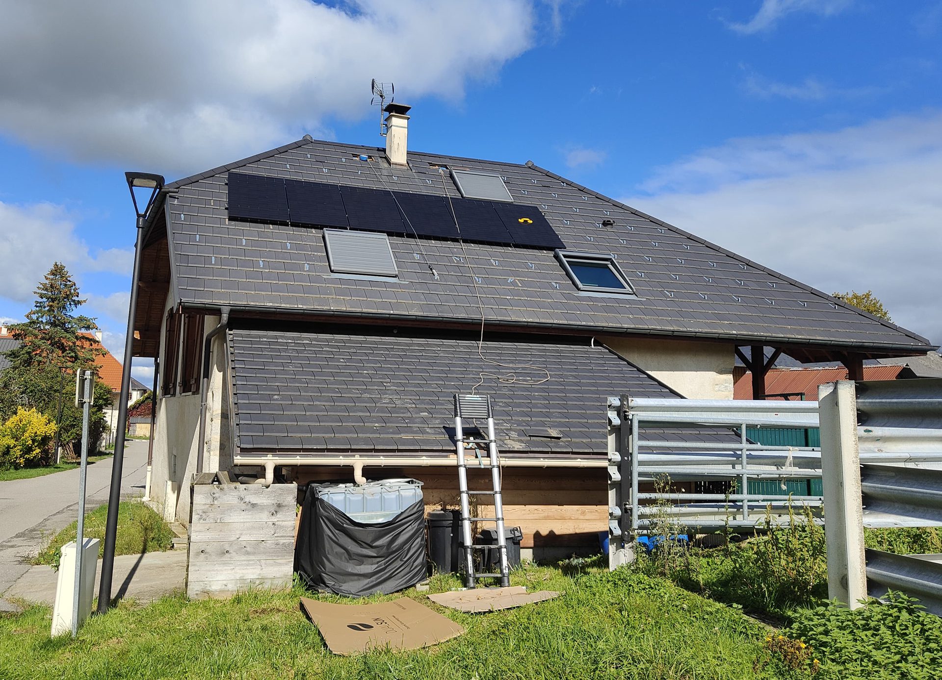 Installation de 6 panneaux photovoltaïques Dualsun avec micro-onduleurs Enphase à Chainaz les Frasses en Haute-Savoie