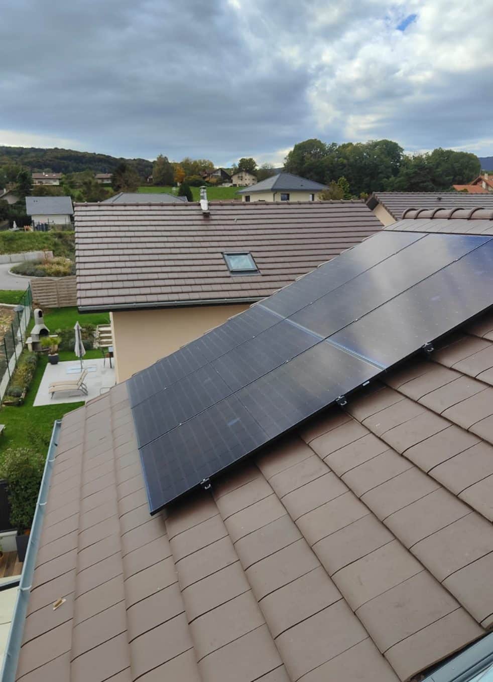 Installation de 6 panneaux photovoltaïques Dualsun avec micro-onduleurs Enphase à Pers-Jussy en Haute-Savoie