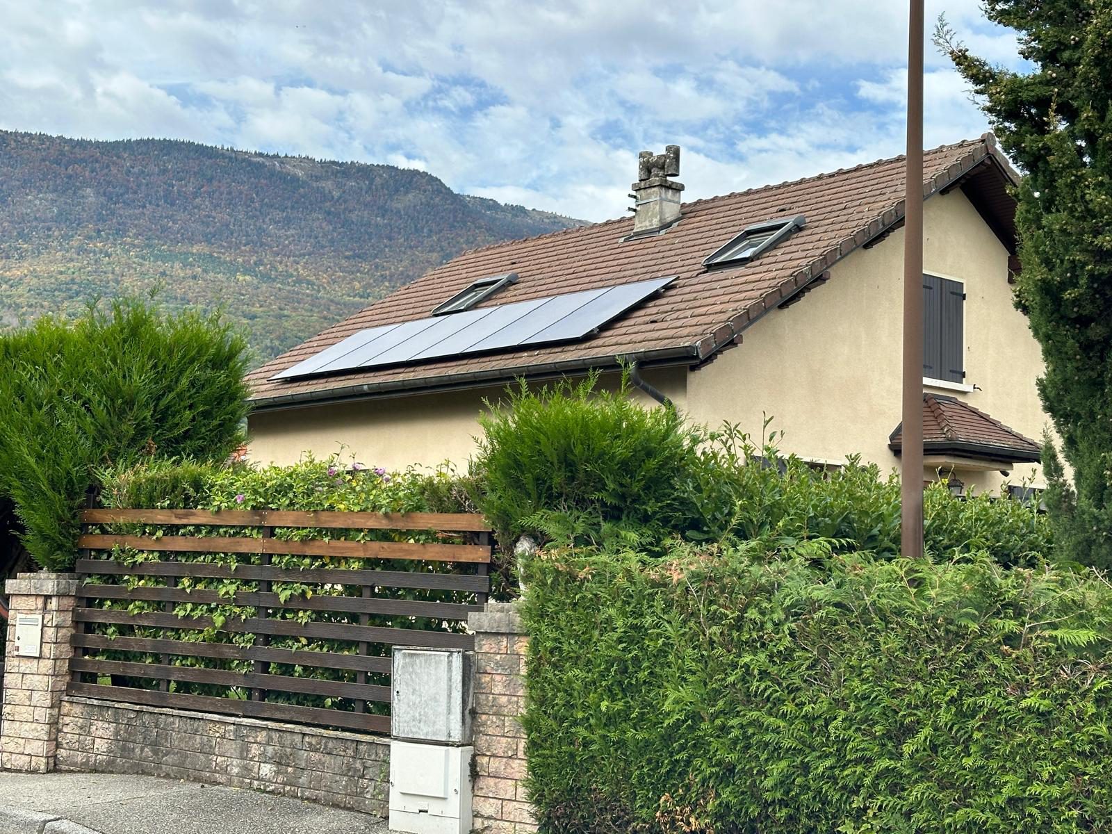 Installation de 6 panneaux photovoltaïques 500 Watt Dualsun avec micro-onduleurs Enphase à Thoiry dans l'Ain