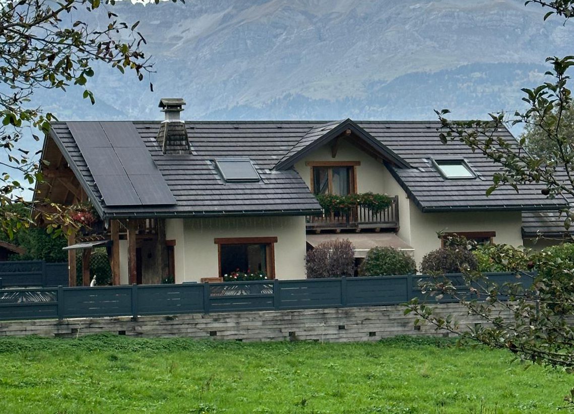 Installation de 12 panneaux photovoltaïques Dualsun sur le toit d'une maison individuelle à Domancy