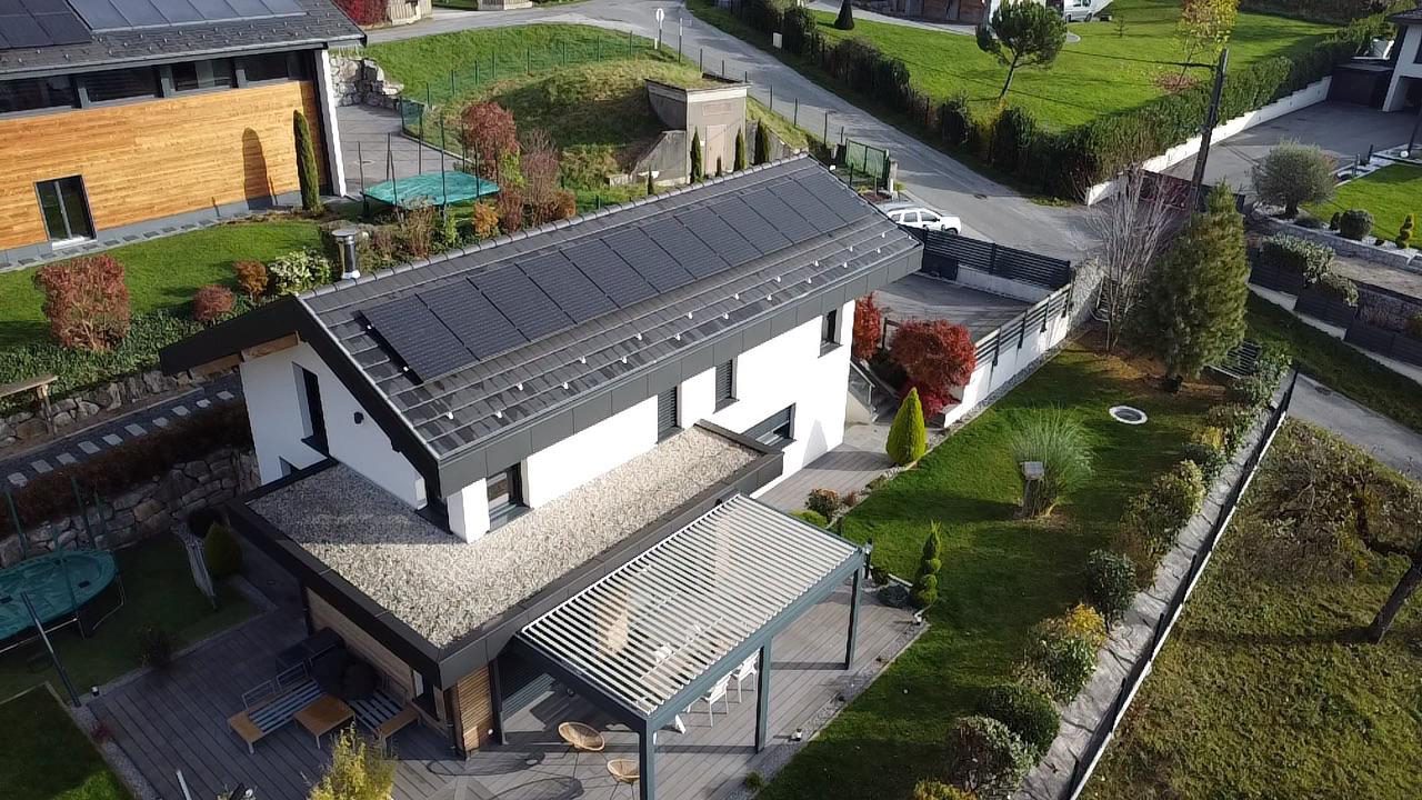 Installation de 12 panneaux photovoltaïques Dualsun sur le toit d'une maison individuelle à Thyez au cœur de la Vallée de l'Arve