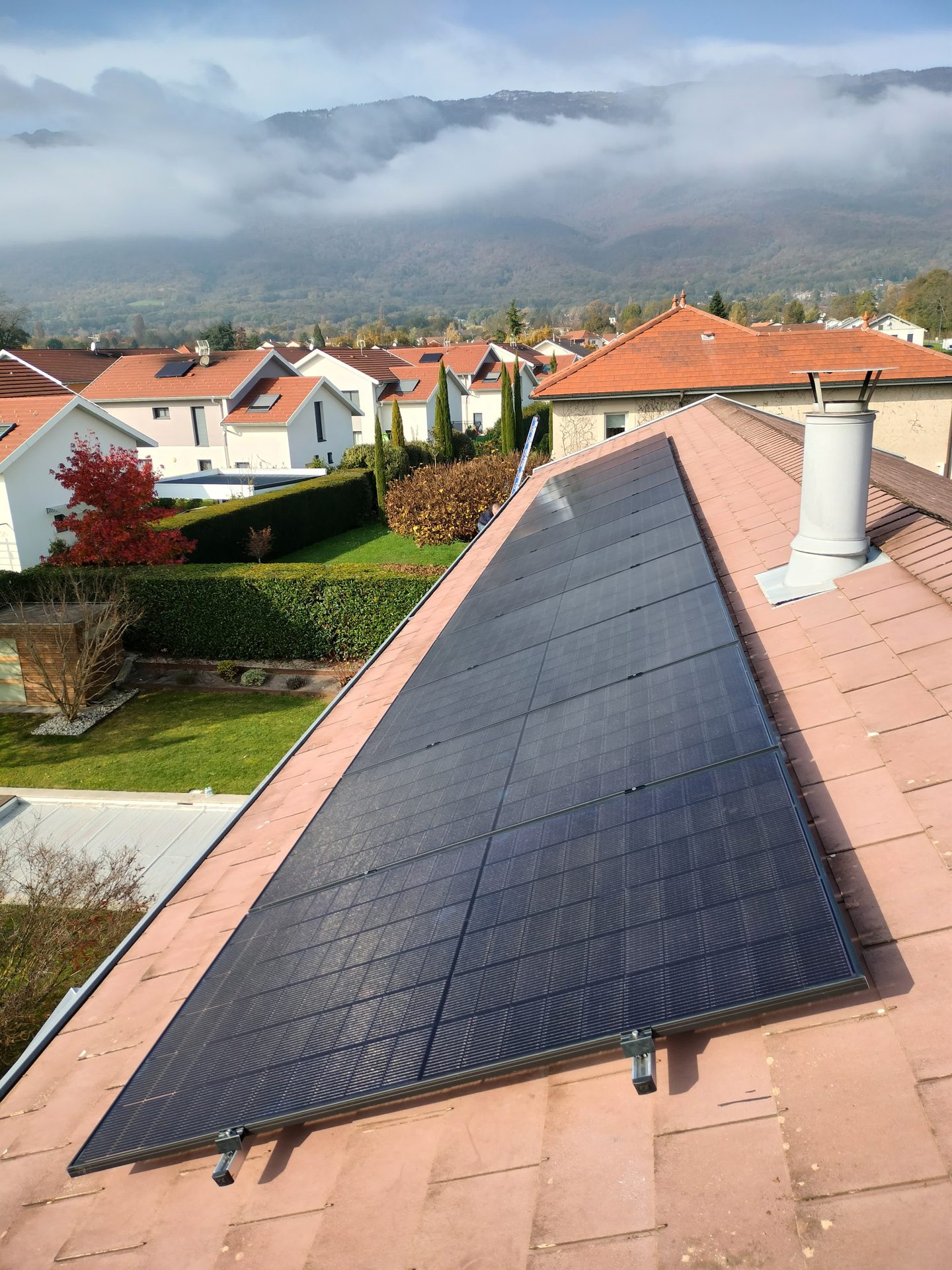 Installation de 12 panneaux photovoltaïques Dualsun sur le toit d'une maison individuelle à Sergy dans le Pays de Gex