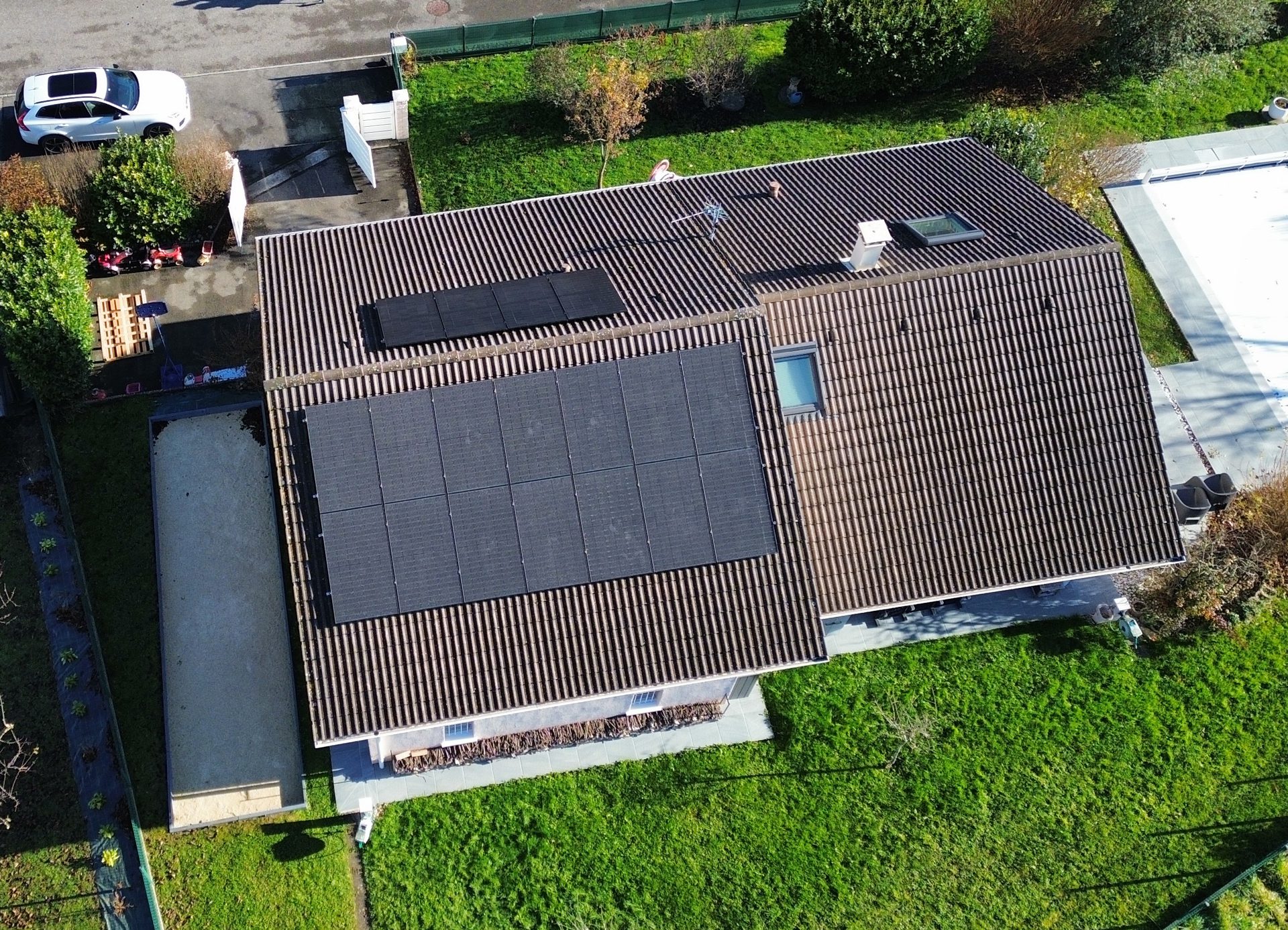 Installation de 18 panneaux photovoltaïques sur le toit d'une maison individuelle à Cornier en Haute-Savoie
