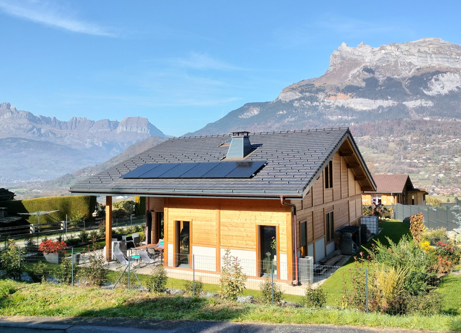 Installation de 6 panneaux photovoltaïques 500 Watt Dualsun avec micro-onduleurs Enphase à Passy en Haute-Savoie