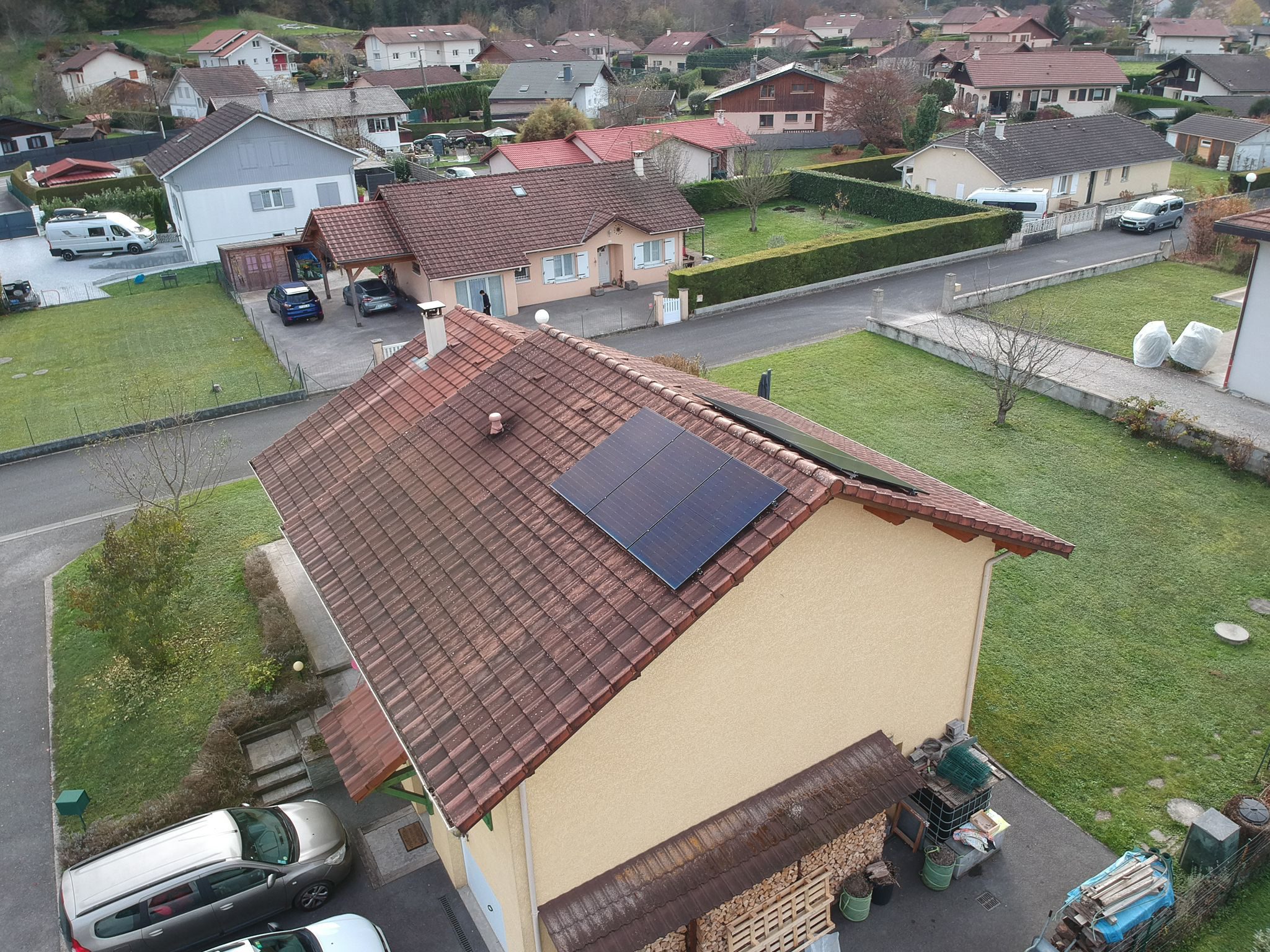 Vente et installation de 6 panneaux photovoltaïques Dualsun TopCon de 500 Watt chacun avec micro-onduleurs Enphase chez un particulier à Bonneville en Haute-Savoie