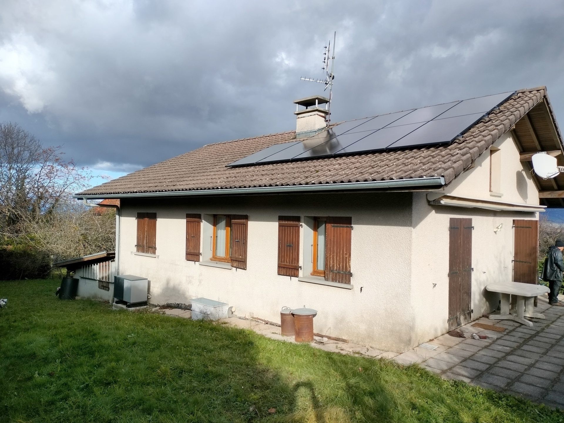 Installation de 9 panneaux photovoltaïques Dualsun sur le toit d'une maison individuelle à Reignier-Ésery
