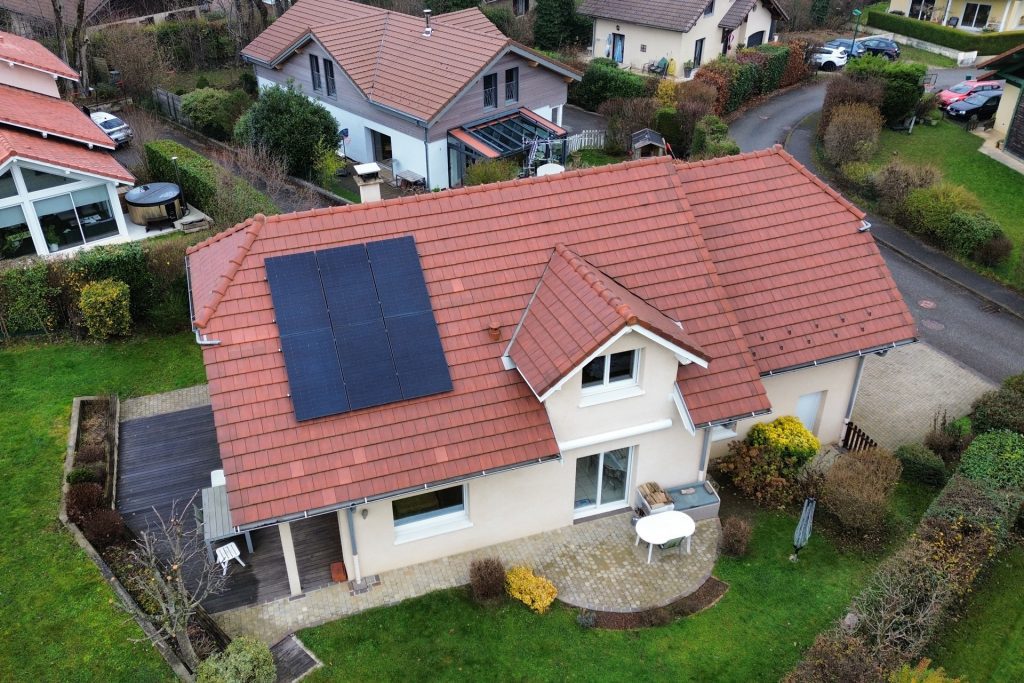 6 panneaux photovoltaïques Dualsun TopCon d'une capacité de production de 500 watt chacun installés sur le toit d'un particulier à La Roche sur Foron