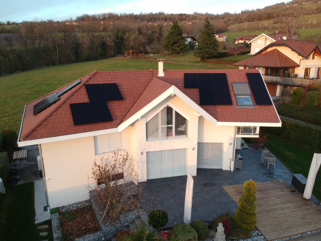 Double exposition pour cette installation de 15 panneaux photovoltaïques Dualsun sur le toit d'une maison individuelle à Copponex