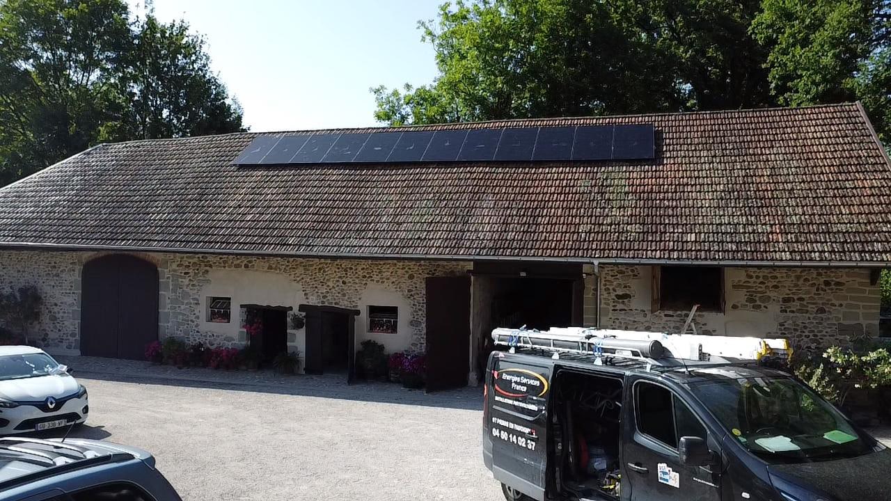 Installation de 12 panneaux photovoltaïques Dualsun chez un particulier à Marigny-Saint-Marcel