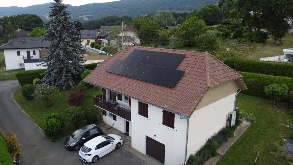 Installation photovoltaïques de 7 KiloWatt sur le toit d'une villa d'un particulier à Rumilly dans l'Albanais Haut-Savoyard