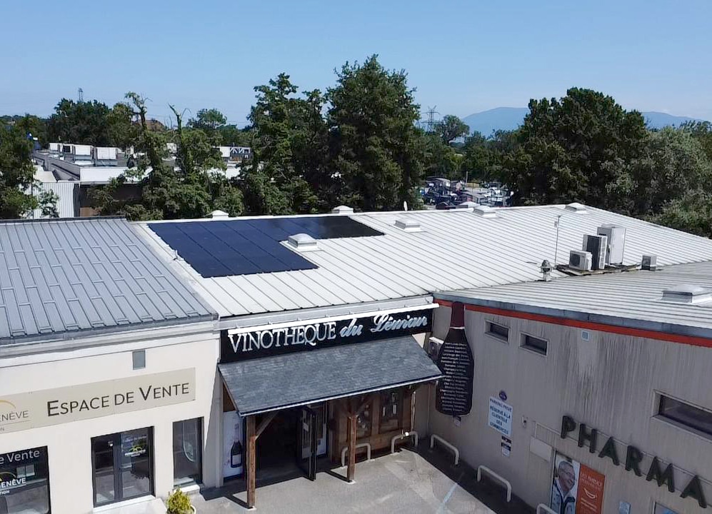 Installation photovoltaïques de 13 KiloWatt sur le toit en tôles ondulées de la vinothèque du Léman à Ferney-Voltaire