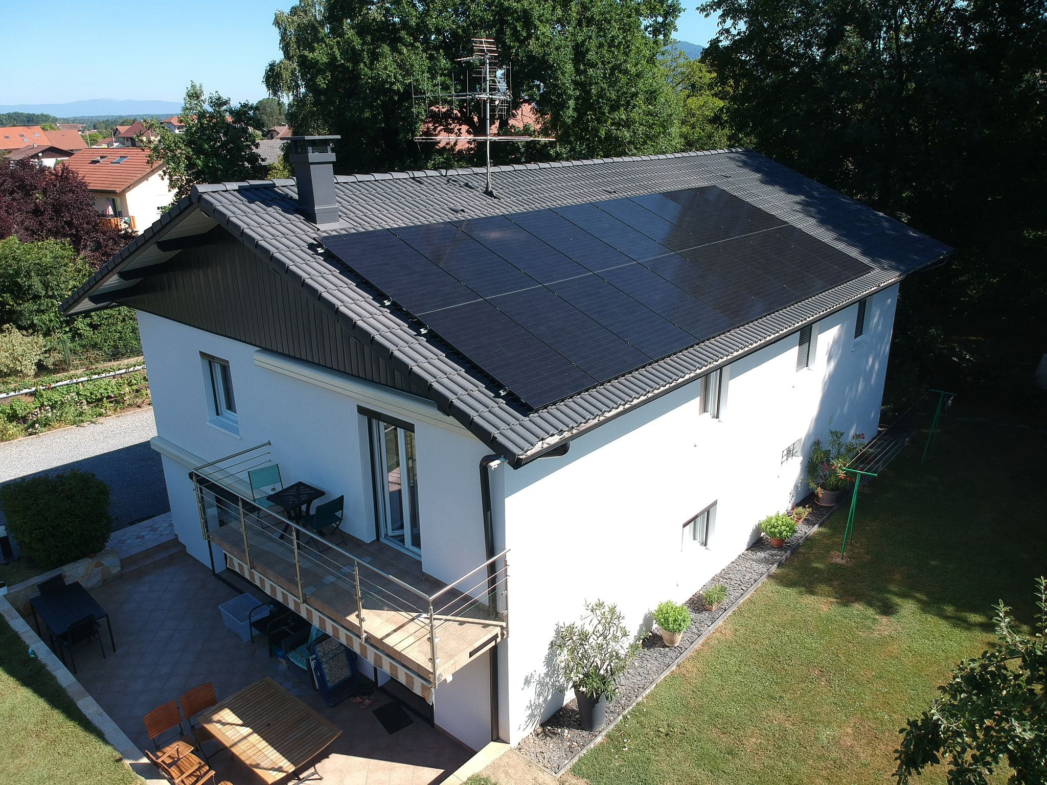 Installation photovoltaïque de 9 KWc sur le toit d'une villa à Arenthon dans le Pays Rochois