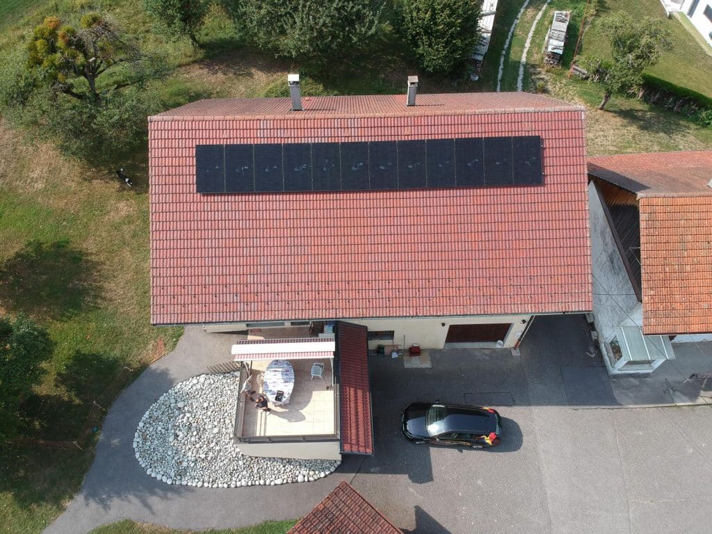 Très beau string d'installation photovoltaïque de 6 KW sur le toit d'une maison individuelle à Éteaux en Haute-Savoie