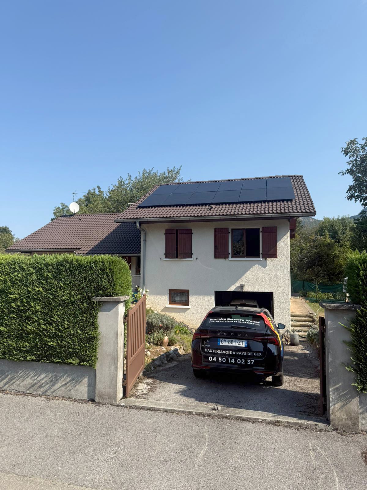 Belle installation photovoltaïque de 6 KW sur le toit d'une maison individuelle à Saint-Pierre en Faucigny en Haute-Savoie