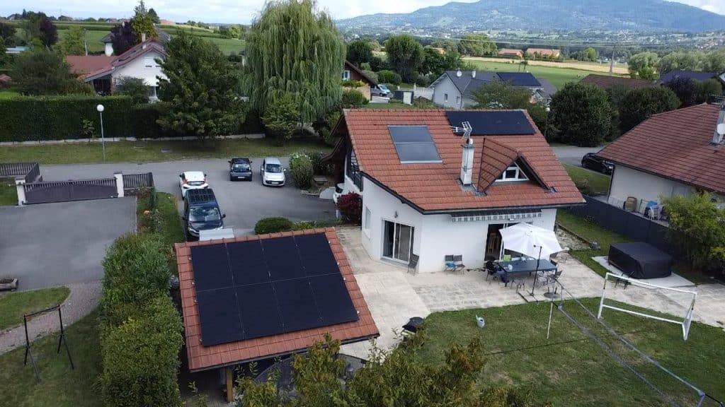 Grosse installation photovoltaïque de 6 KW sur le toit d'un carport et d'une maison individuelle à Scientriez en Haute-Savoie