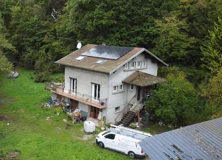 Puissante installation photovoltaïque de 6 KW sur le toit d'une maison individuelle à Bonneville en Haute-Savoie