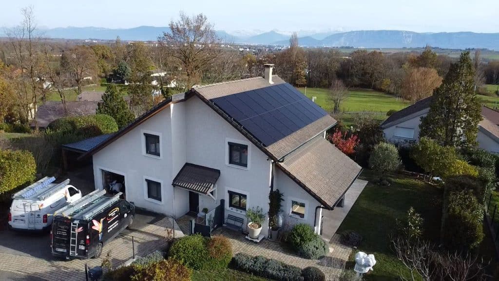 Très grosse installation photovoltaïque d'une puissance de 9KWc chez un particulier à Thoiry dans le Pays de Gex
