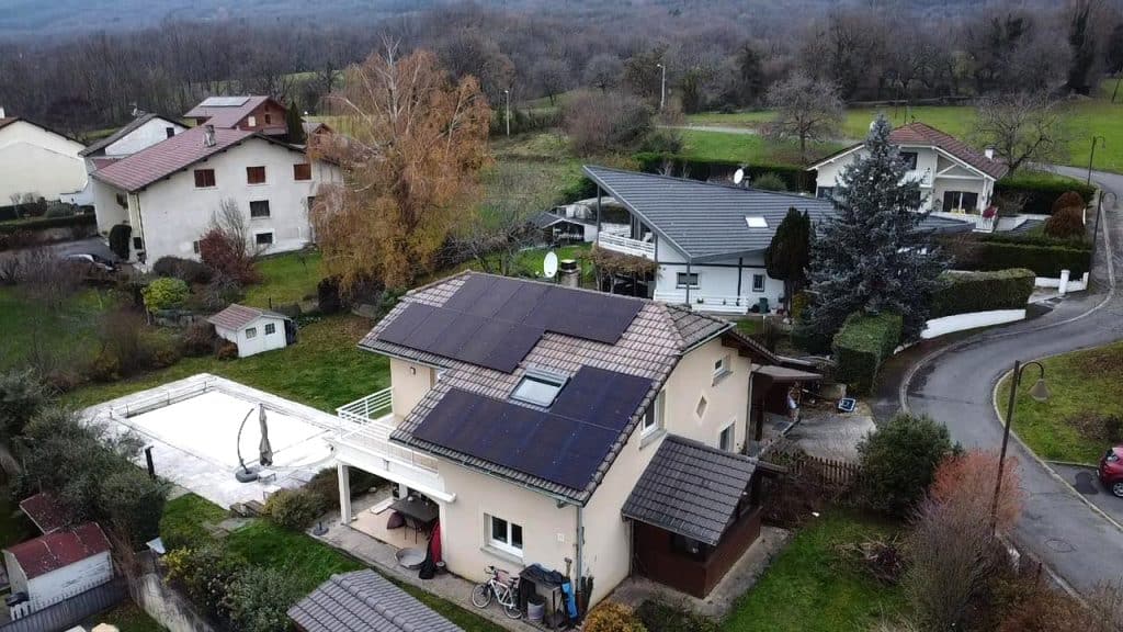Très très grosse installation photovoltaïque d'une puissance de 9 KWc chez un particulier à Thoiry dans le Pays de Gex